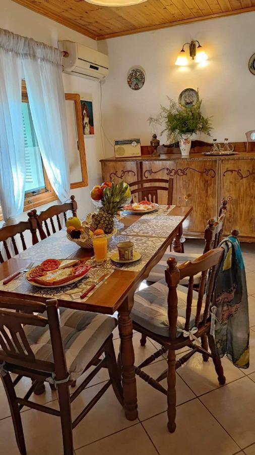 Retro Wooden House Gaios Villa ภายนอก รูปภาพ